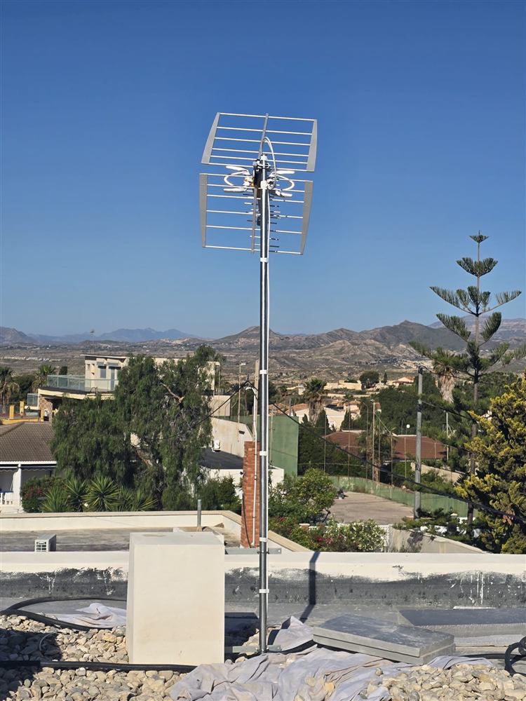 Antena de TV instalada en una azotea