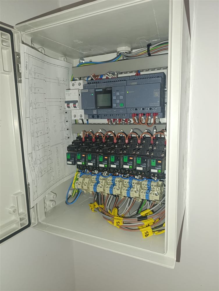 Cuadro de automatización con PLC, relés y esquema eléctrico