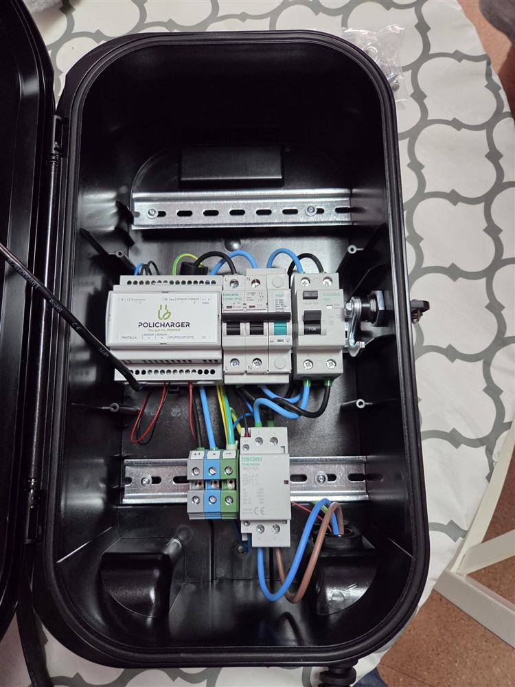 Cuadro de un cargador de coche eléctrico montado y cableado