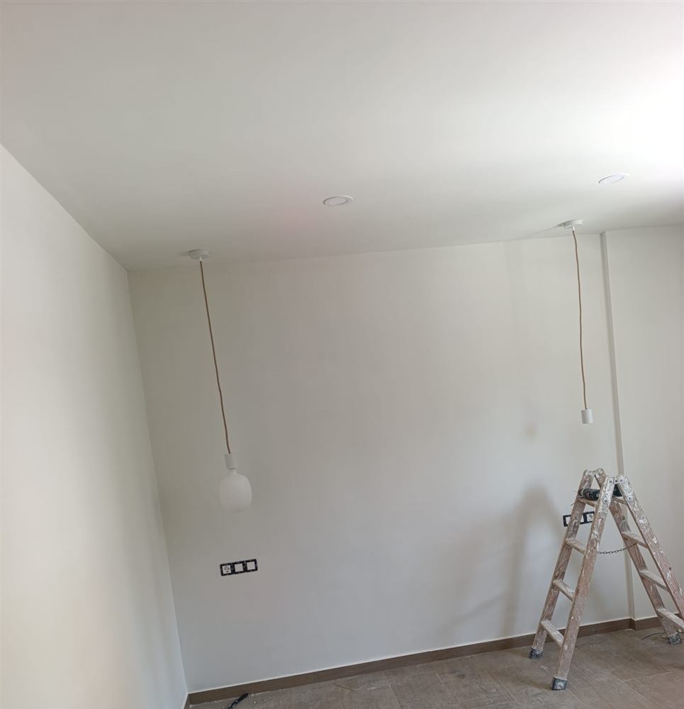 Sala con puntos de luz colgantes y tomas instaladas