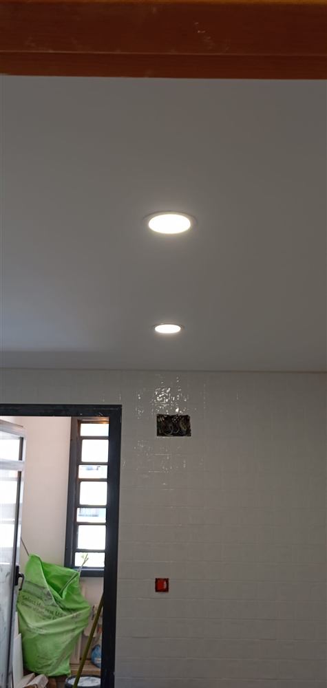 Techo con focos LED instalados y técnico trabajando