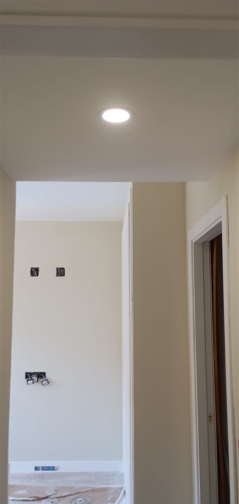 Pasillo con foco LED empotrado y tomas preparadas