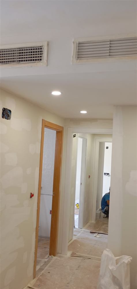 Pasillo con focos LED y rejillas de climatización