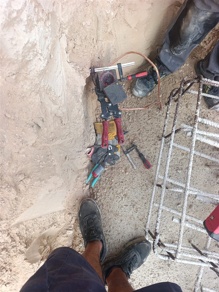 Soldadura de cable de cobre para la puesta a tierra en una obra