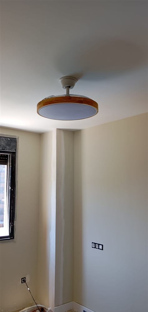 Ventilador de techo con luz instalado